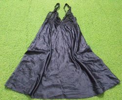 Vestido tipo slip em cetim preto com renda Boux Av..