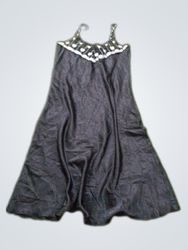 Schwarzes Slipkleid mit verziertem Ausschnitt