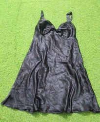 Vestido de cetim preto tipo slip