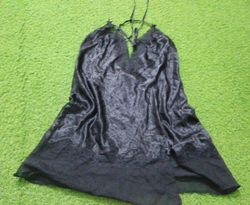 Vestido tipo camisola com renda preta na barra