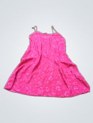 Vestido tipo slip rosa com estampa de coração