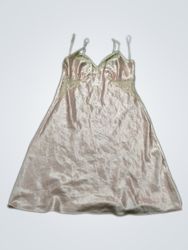 Robe nuisette en satin rose avec bordure en dentel..