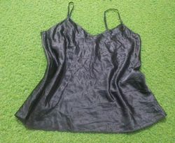 Camisole en satin noir