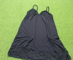 Camisola preta com acabamento em renda