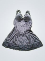 Robe nuisette à bretelles avec bordure en dentelle..