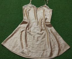 Robe nuisette en satin avec bordure en dentelle