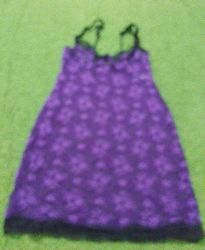 Robe imprimée fleurie violette avec bordure noire