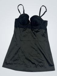 Schwarzes Satin-Nachthemd mit Spitzenbesatz und ve..