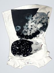T-shirt bianca con paillettes e applicazione flore..