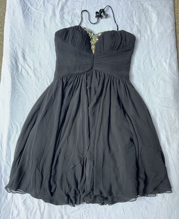 Laona Schwarzes besticktes trägerloses Cocktailkleid