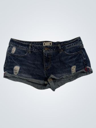 Diese Jeansshorts aus blauem Denim mit abgenutzten Details
