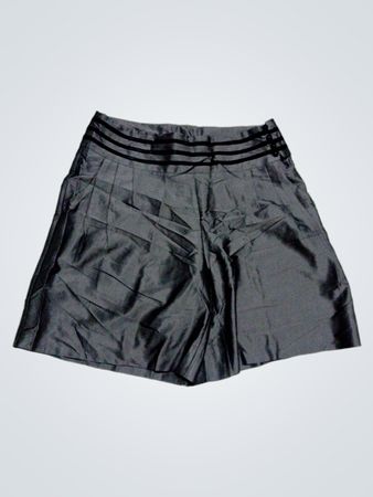 Graue Shorts mit schwarzen Streifen