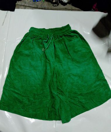 Grüne Shorts mit elastischem Bund