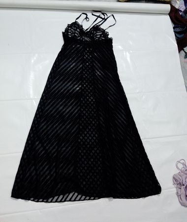 Maxikleid mit schwarzem Spitzenbesatz