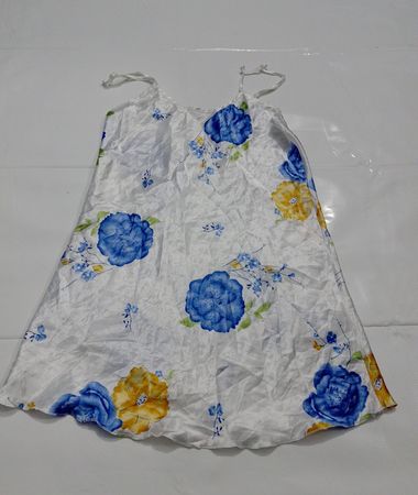 Robe nuisette blanche avec imprimé floral bleu et jaune