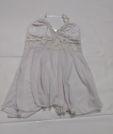 Weiße Chemise mit Spitzenbesatz