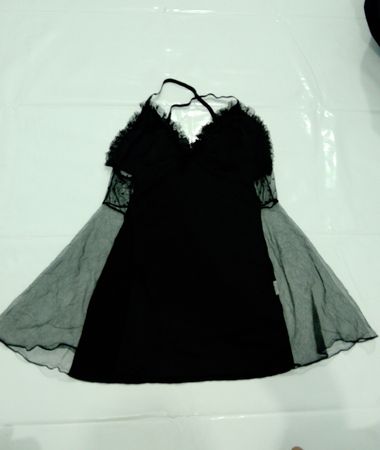 Schwarzes Kleid mit Spitzenbesatz