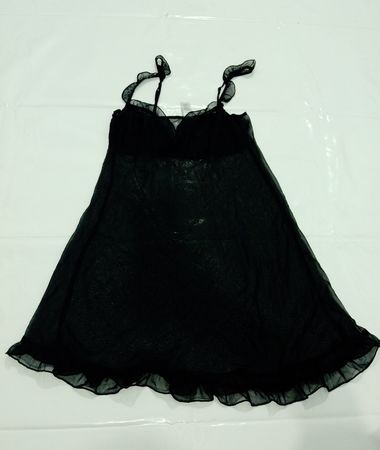 Schwarzes durchsichtiger Babydoll-Kleid mit Rüschensaum