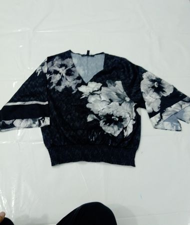 White House Black Market Blumenmuster V-Ausschnitt-Bluse