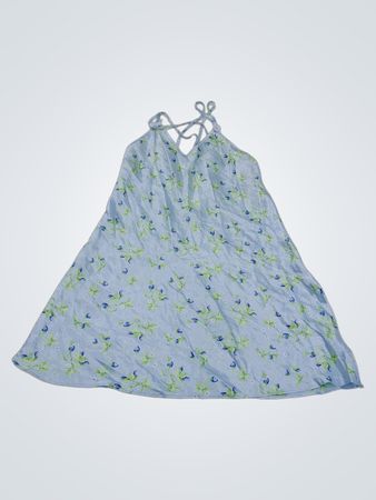 Leicht blauer Blumenmuster-Hemdchenkleid
