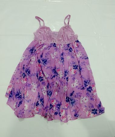 Violettes Blumenmuster Babydoll-Nachtkleid mit Spitzenverzierung