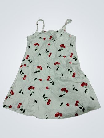 Weißes Slipkleid mit Kirschmuster