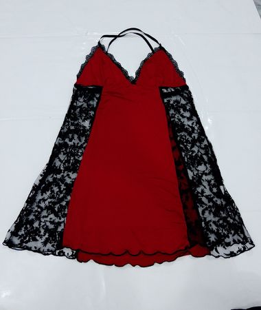 Rotes und schwarzes Spitzen-Nachthemd