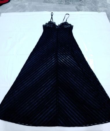 Schwarz gestreiftes Maxikleid mit Spitzenbesatz