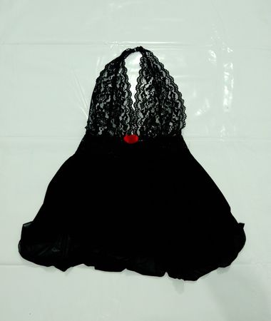 Schwarzes Spitzen-Babydoll mit rotem Herzdetail