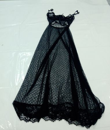 Schwarzes Spitzen-Nachtkleid