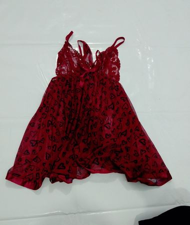 Rotes Negligé mit Herzmuster