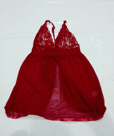 Rotes Spitzen-Halter-Nachtkleid