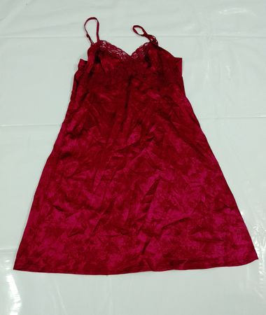 Rotes Slipkleid mit Spitze