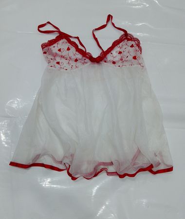 Weißes und rotes durchscheinendes Babydoll mit Herzmuster