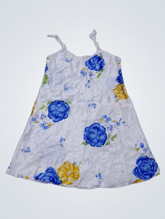 Weißes Slipkleid mit blauem und gelbem Blumenmuster