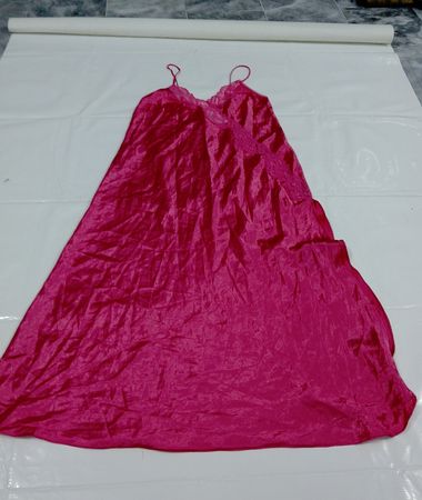 Rosa Satin-Nachthemd mit Spitze