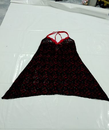 Schwarzes und rotes Spitzen-Halterkleid