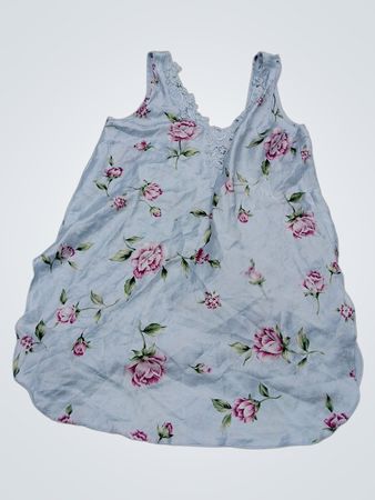 Hellblaues Nachthemd mit floralen Mustern