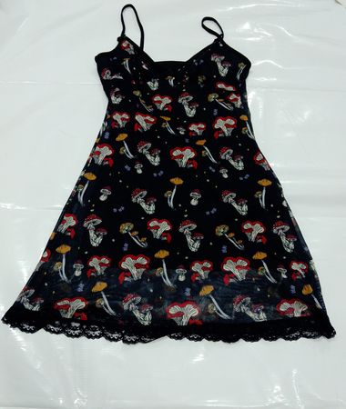 Schwarzes Kleid mit Pilzdruck und Spitzenbesatz