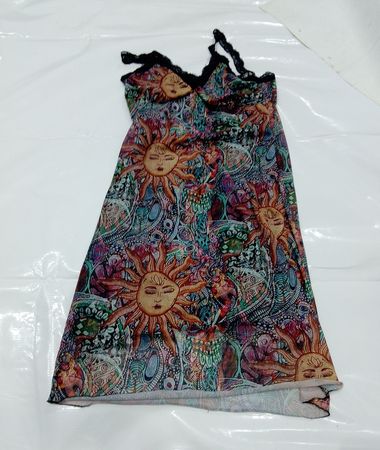 Trägerkleid mit Sonnenmotiv und Spitzenbesatz