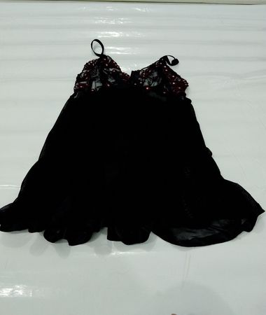 Schwarzes Babydoll mit roter Spitze und Pailletten