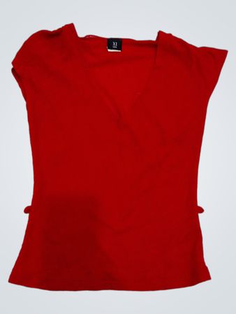 Rotes V-Ausschnitt-Top mit seitlichen Bändchen