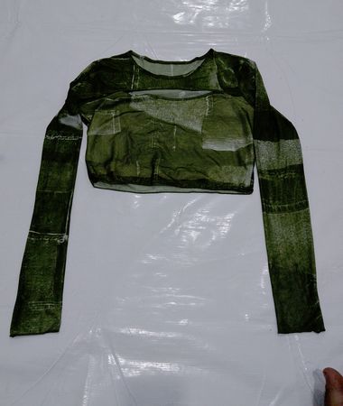 Grünes Netz Langarm-Crop-Top
