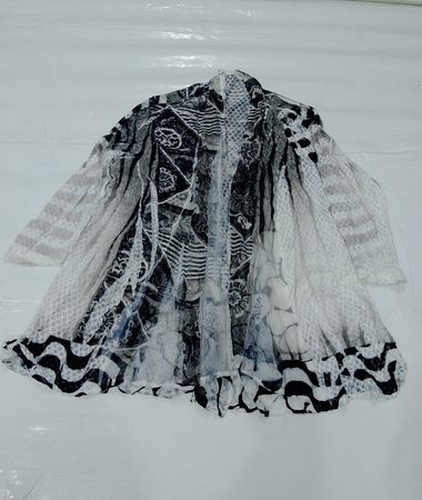 Durchsichtiger Kimono mit Schwarz- und Weißmuster