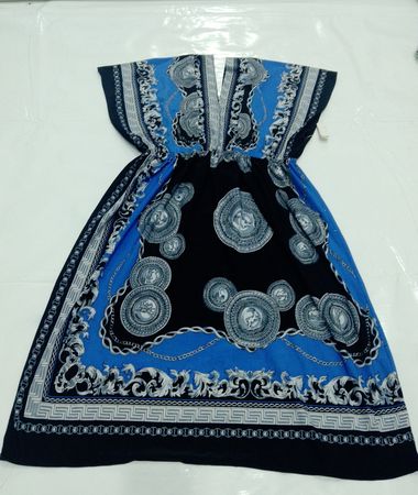 Blaues und schwarzes bedrucktes Kleid