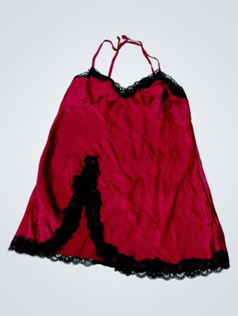 Rotes Trägerkleid mit schwarzem Spitzensaum