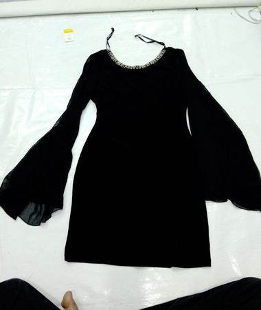 City Triangles Schwarzes Kleid mit Glockenärmeln und verziertem Ausschnitt