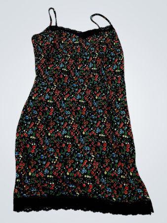 Robe portefeuille à imprimé floral noir avec finition en dentelle