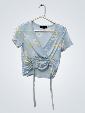 Social Scene Blaue Blumen Rüschentop mit Wickeldesign