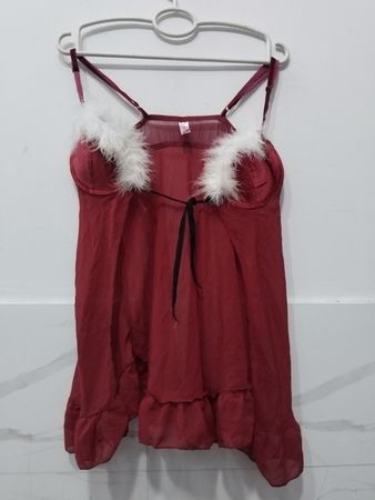 Inner Secrets Rote Chemise mit Federbesatz